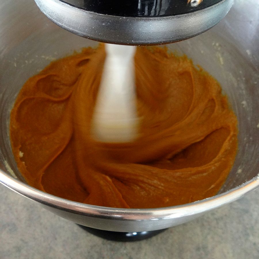 Blend molasses with dough