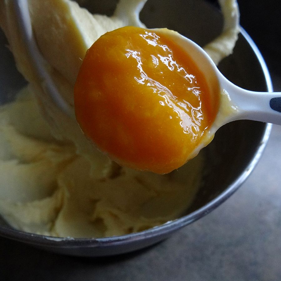 add mango puree to buttercream