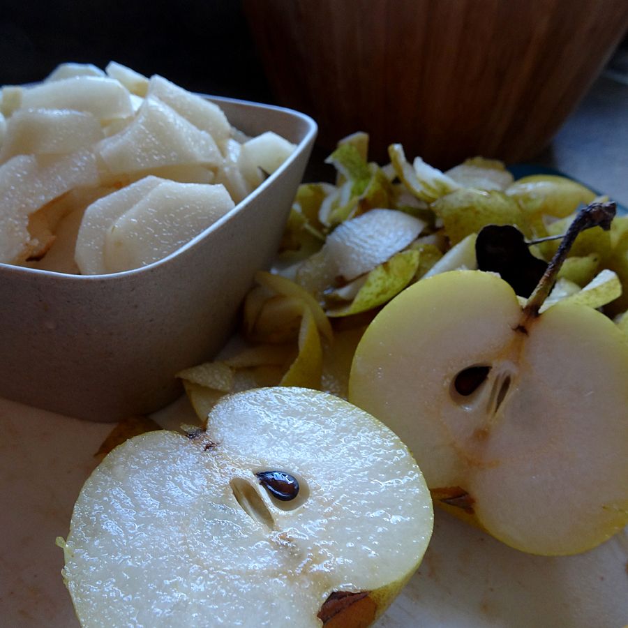 sliced pears for pie