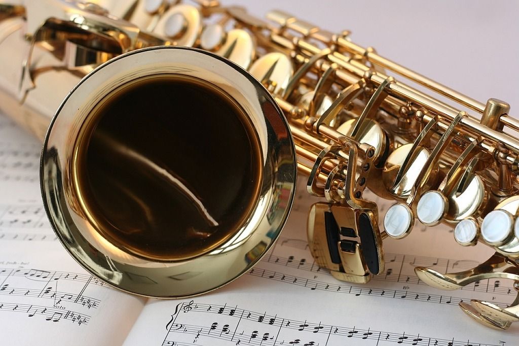 Saxophone dengan partitur - sumber: pixabay.com