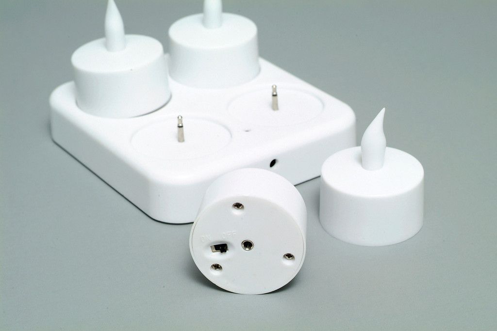 New Set of 4 Rechargeable LED Candles Flameless Candles with Charger No