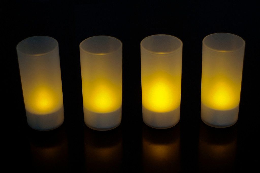 New Set of 4 Rechargeable LED Candles Flameless Candles with Charger No